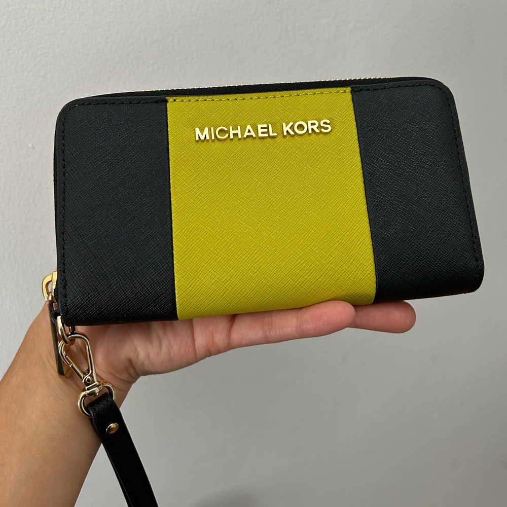 Michael Kors zip wallet